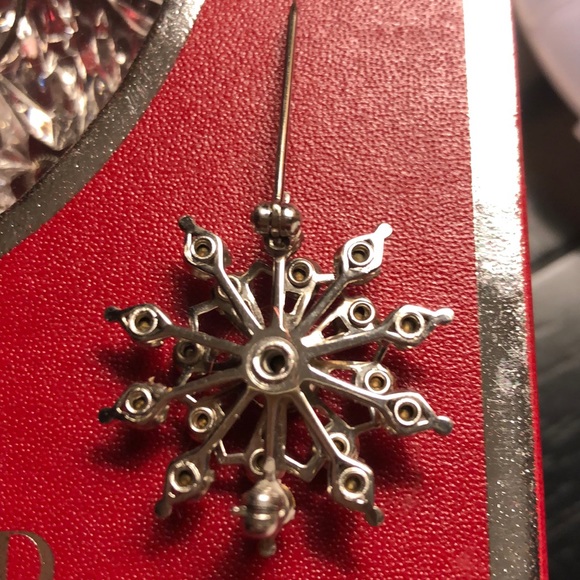Vintage snowflake prong set Rhinestone brooch. - Picture 7 of 8